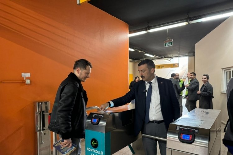 İYİ Parti Bursa BB Adayı T&uuml;rkoğlu metroda!