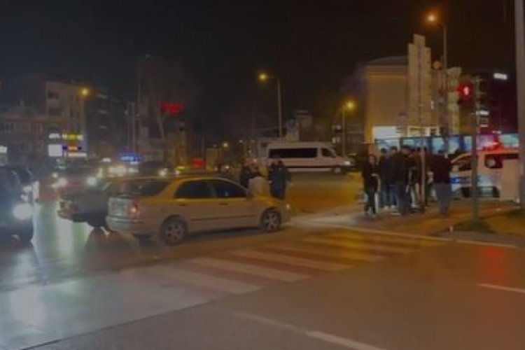 Bursa'da motosiklet s&uuml;r&uuml;c&uuml;s&uuml; ile otomobil &ccedil;arpıştı!