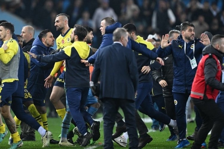 Trabzonspor - Fenerbahçe maçında çıkan olaylar Avrupa basınında gündem oldu!