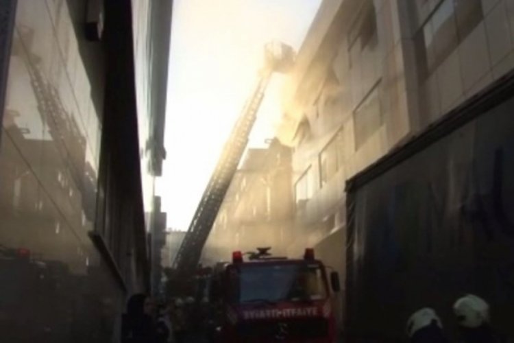 İstanbul'da 3 katlı binada yangın paniği