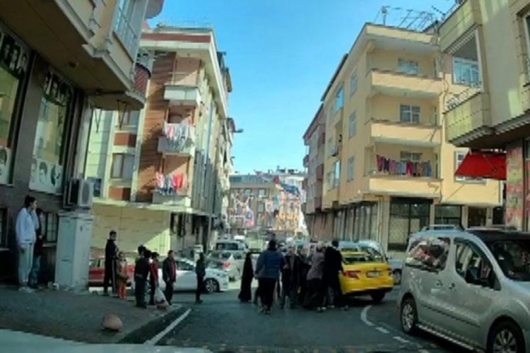 Taksinin camına yumruk atarak kırdı!