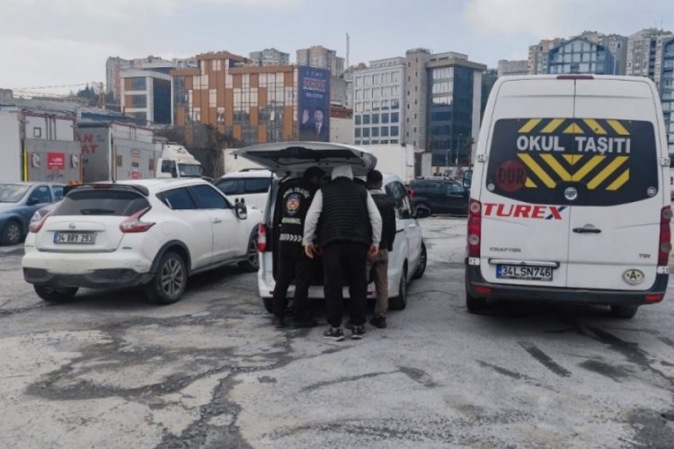 İstanbul'da otomobil okul servisini sıkıştırıp &ouml;n&uuml;ne kesmeye &ccedil;alıştı! "Arabada &ccedil;ocuk var"