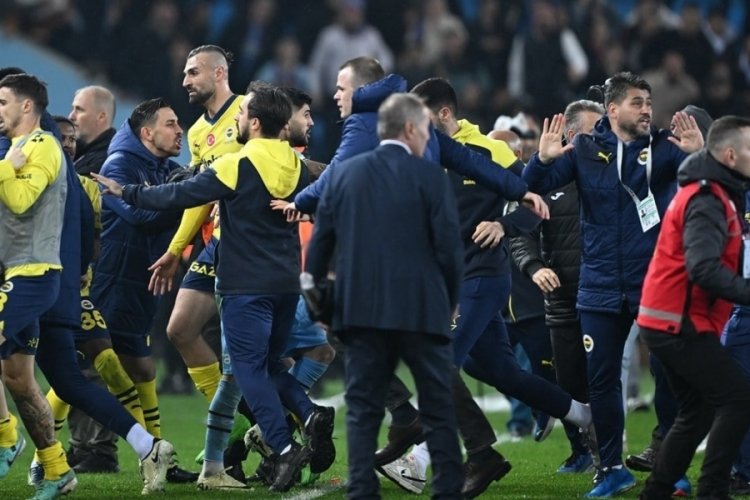 Ali Yerlikaya duyurdu: Olaylı Trabzonspor-Fenerbah&ccedil;e ma&ccedil;ının ardından 12 g&ouml;zaltı!