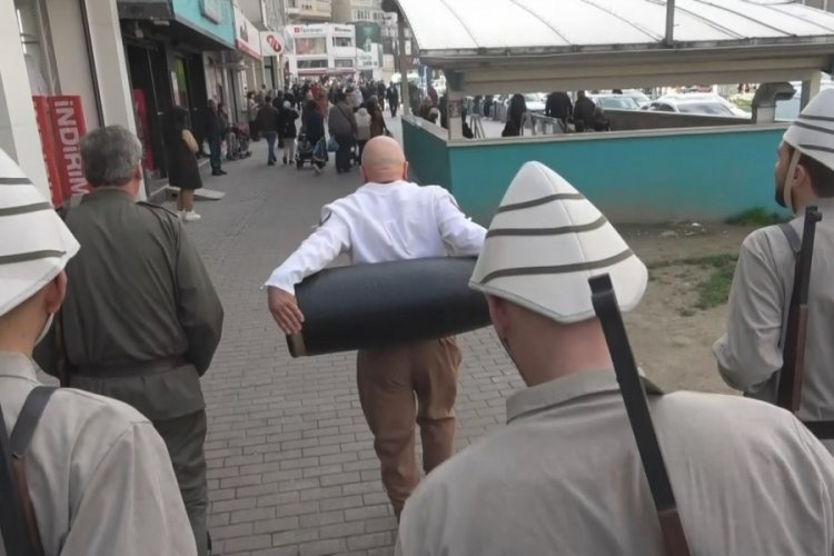 Bursa'da duygulandıran anlar: Seyit Onbaşı sırtındaki top mermisi ile metroya bindi