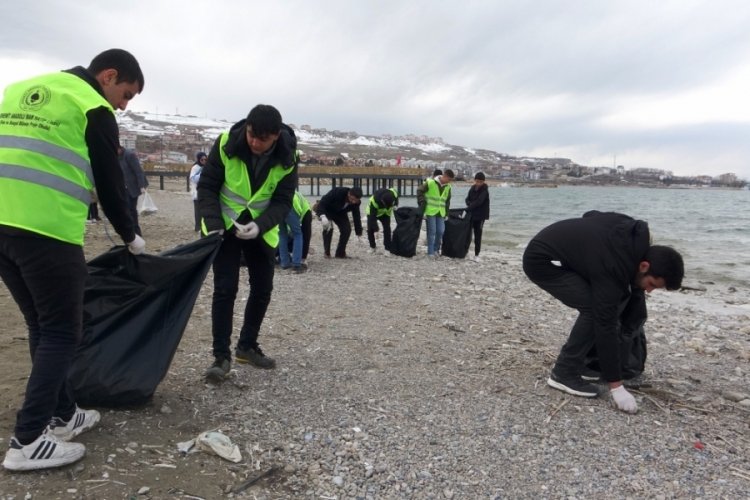 Van'da lise öğrencileri Van Gölü sahilini temizledi
