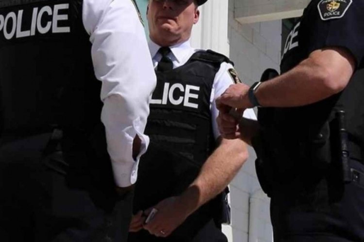 Polis, hırsızlara karşı şaka gibi &ouml;neri sunarak alay konusu oldu
