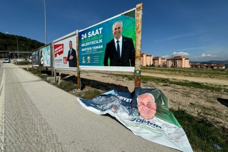Bilecik'te billboardlara saldırı!