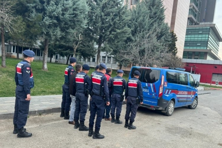 Gaziantep'te babalarını &ouml;ld&uuml;r&uuml;p, &uuml;vey anneleri ile k&uuml;&ccedil;&uuml;k kardeşlerini yaralan kardeşler tutuklandı