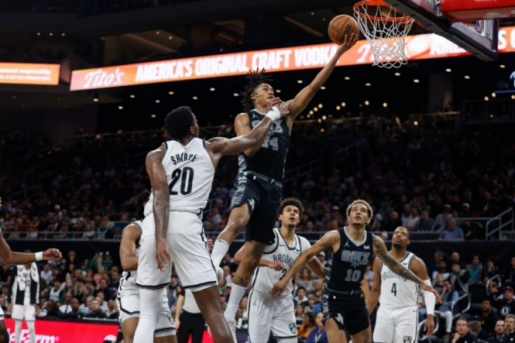 Cedi Osman'ın 10 sayı kaydettiği ma&ccedil;ta Spurs, Nets'i uzatmada yendi