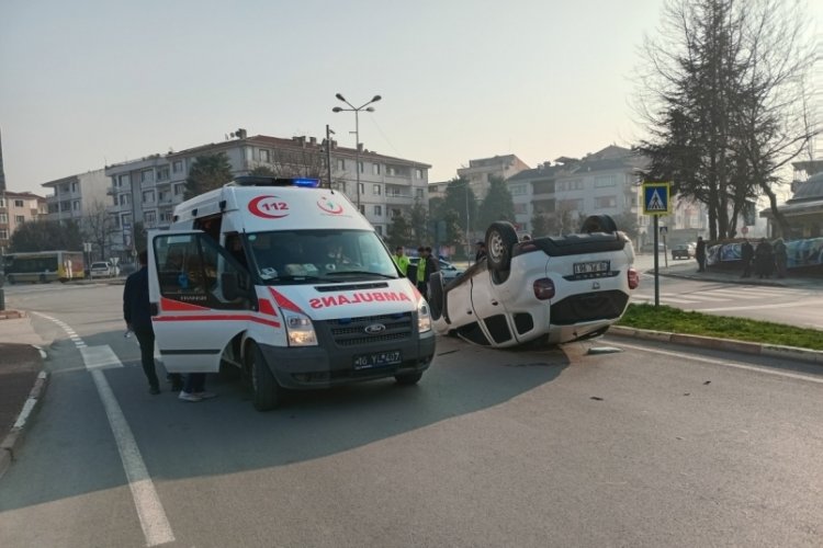 Bursa'da d&ouml;ner kavşakta &ccedil;arpışan ara&ccedil;lardan biri takla attı