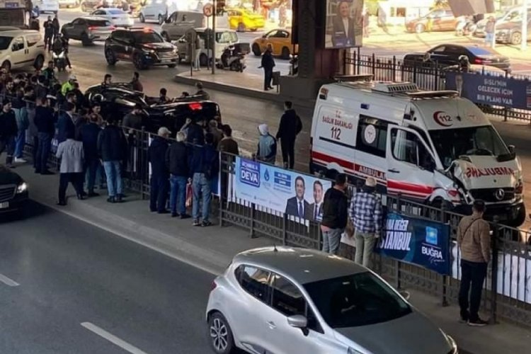 İstanbul'da ambulansla minib&uuml;s &ccedil;arpıştı: 3 yaralı