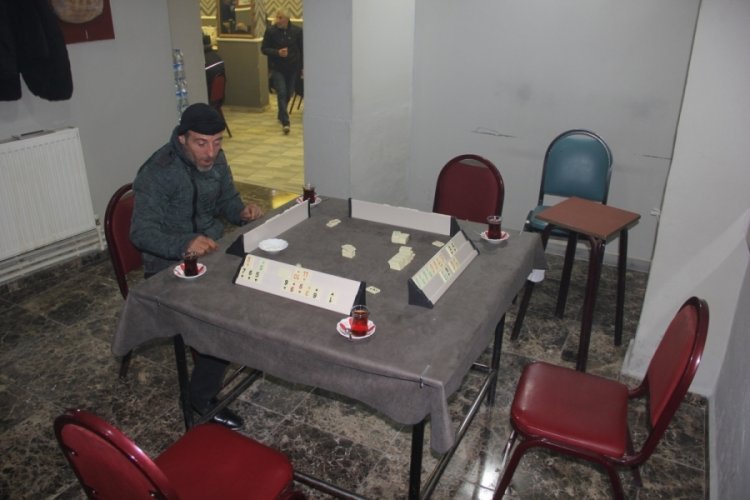 Sivas'ta  2,3 ve 4'üncüye ihtiyaç duymayan vatandaş tek başına okey oynadı
