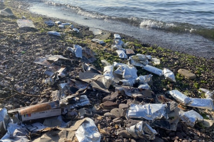 Kocaeli'de Evyapport'tan denize d&uuml;şen malzemeler kıyıya vurdu