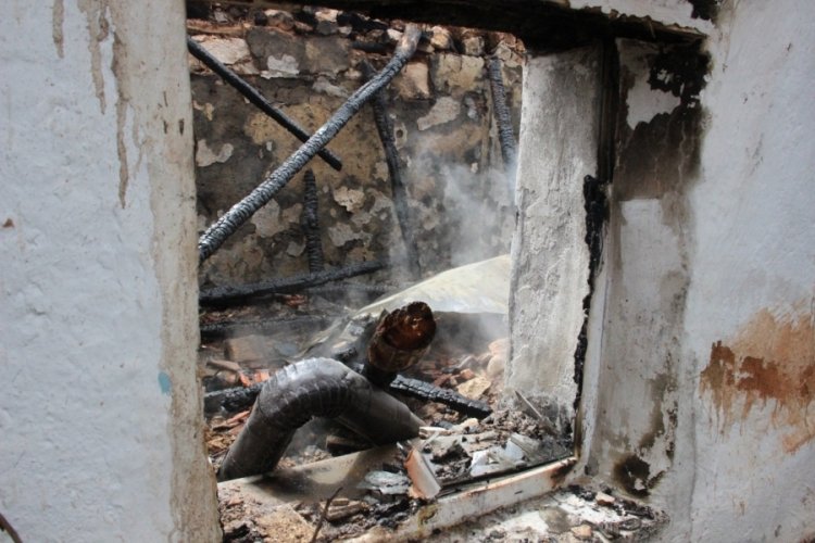Karaman'da müstakil evde sobadan yangın çıktı! Yaşlı adam hayatını kaybetti