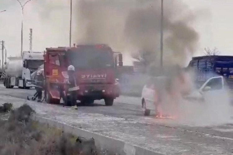 Konya'da seyir halindeki otomobil alev aldı