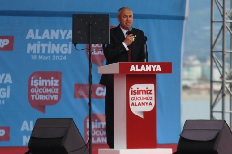 CHP'den &Ouml;zg&uuml;r &Ouml;zel'in katıldığı mitingde a&ccedil;ılan DEM Parti pankartlarına ilişkin a&ccedil;ıklama