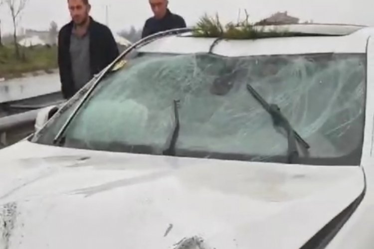 Diyarbakır'da kontrolden çıkan otomobil bariyerlere çarptı: 2 yaralı