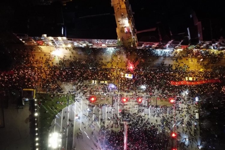 Meşaleler &Ccedil;anakkale şehitleri i&ccedil;in yandı