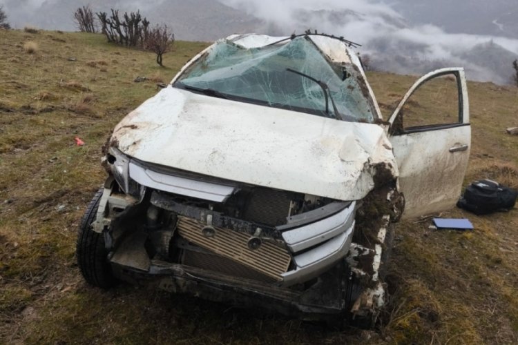 Siirt'te ara&ccedil; şarampole yuvarlandı: 3 yaralı
