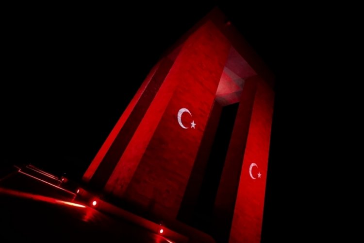 Şehitler Abidesi 18 Mart g&uuml;n&uuml;ne &ouml;zel ışıklandırıldı