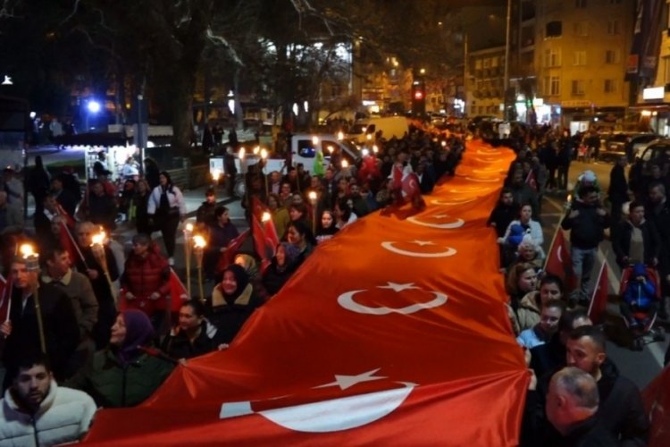 Kırklareli'nde dev T&uuml;rk bayrağı ile şehitlere saygı y&uuml;r&uuml;y&uuml;ş&uuml;