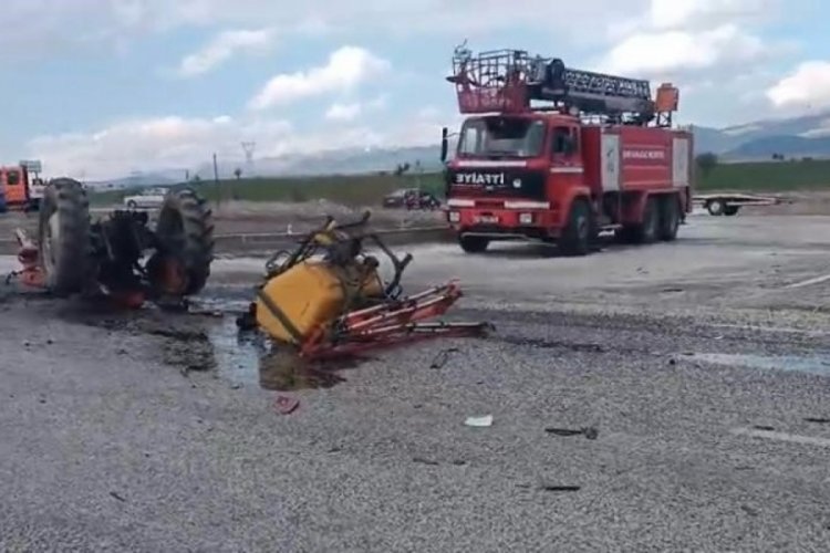 Isparta'da otomobil traktörle çarpıştı: 1'i ağır 4 yaralı