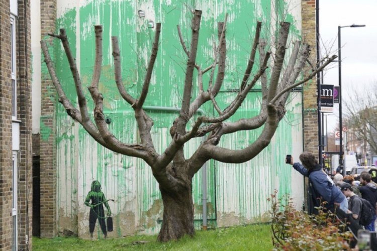 Gizemli sokak sanat&ccedil;ısı Banksy, Londra'daki bir duvara p&uuml;sk&uuml;rtt&uuml;ğ&uuml; boyayla ortaya &ccedil;ıktı