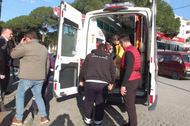 Balıkesir'de otomobille &ccedil;arpışan motosiklet s&uuml;r&uuml;c&uuml;s&uuml; yaralandı
