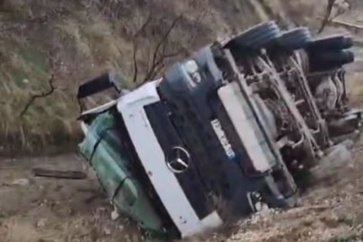Elazığ'da yol &ccedil;&ouml;kt&uuml;, beton mikseri yan yattı