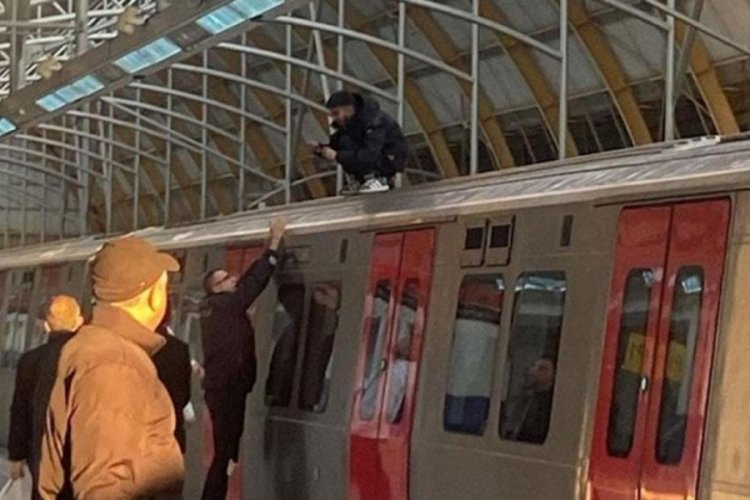 Sevgilisinden ayrıldığı i&ccedil;in metronun &uuml;zerine &ccedil;ıktı, seferler durdu