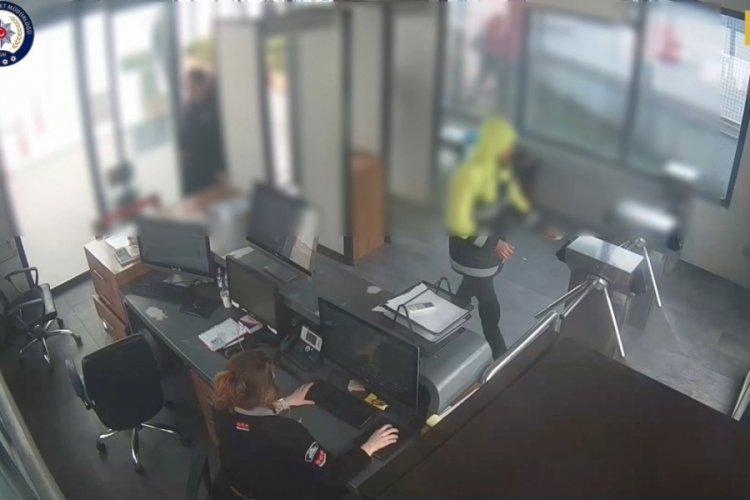 Yalova'da cezaevi firarisini yurt dışına ka&ccedil;ıran 2'si personel 4 zanlı tutuklandı