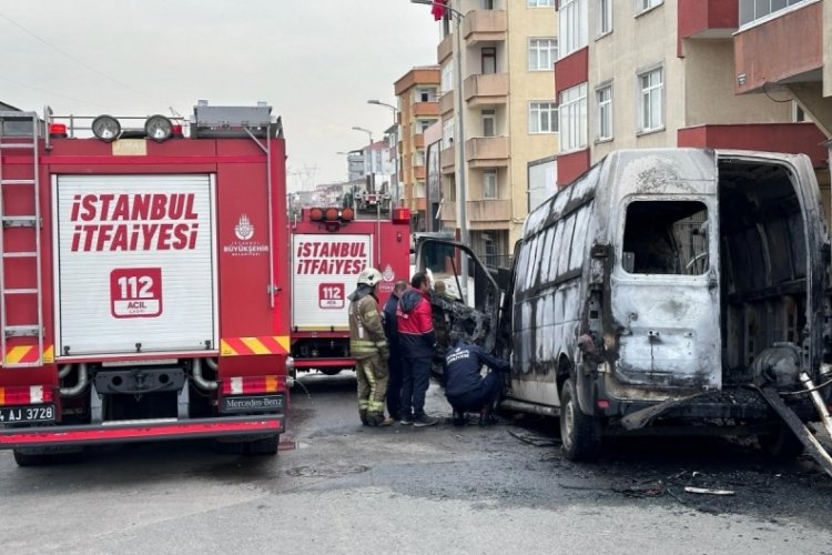 İstanbul'da aracın motor kısmında &ccedil;ıkan yangın kaputun a&ccedil;ılmasıyla aracı sardı