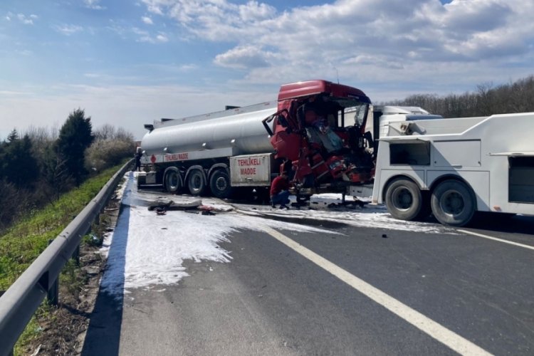 Tanker tıra arkadan &ccedil;arptı 1 kişi yaralandı