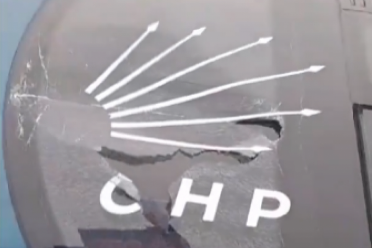 Trabzon'da CHP'nin se&ccedil;im otob&uuml;s&uuml;ne taşlı saldırı!