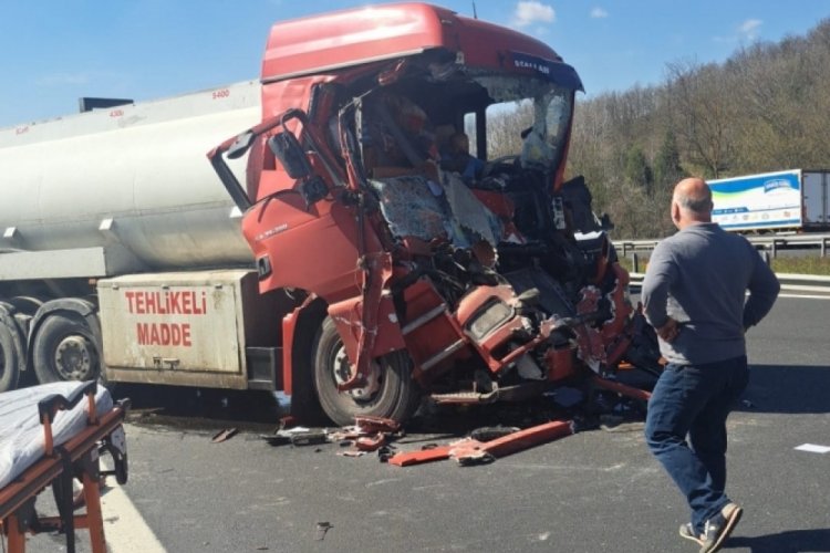 D&uuml;zce'de tıra &ccedil;arpan tankerin s&uuml;r&uuml;c&uuml;s&uuml;n&uuml; sıkıştığı yerden itfaiyeciler kurtarıldı