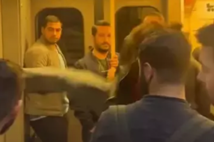 İzmir'de metro arızalandı, yolculardan biri vatman kabinini tekmeledi