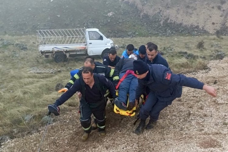 Elazığ'da kontrolden &ccedil;ıkan pikap devrildi!