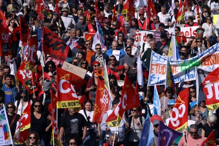 Fransa'da kamu &ccedil;alışanları zam talebiyle greve gitti