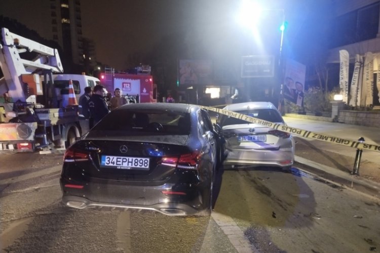 İstanbul'da kontrolden &ccedil;ıkan ara&ccedil; park halindeki otomobile &ccedil;arptı