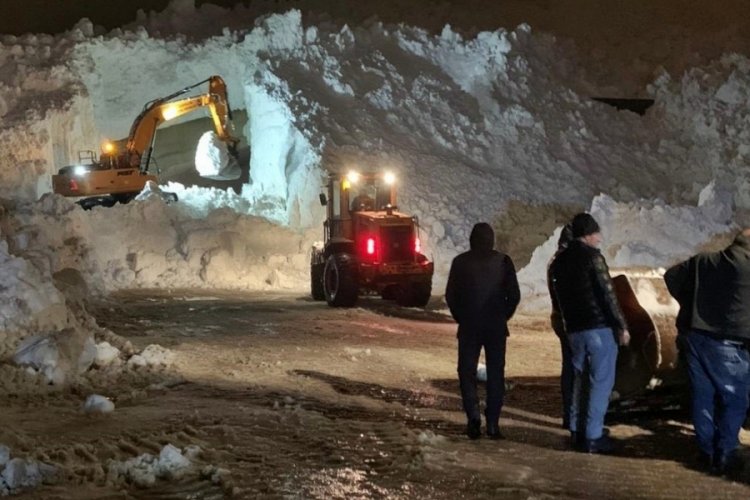 Hakkari'de kar kütlelerini kaldırmak için ekipler gece mesaisi yaptı