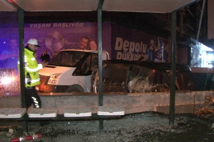 İstanbul'da bir otomobil otobüs durağına çarparak takla attı
