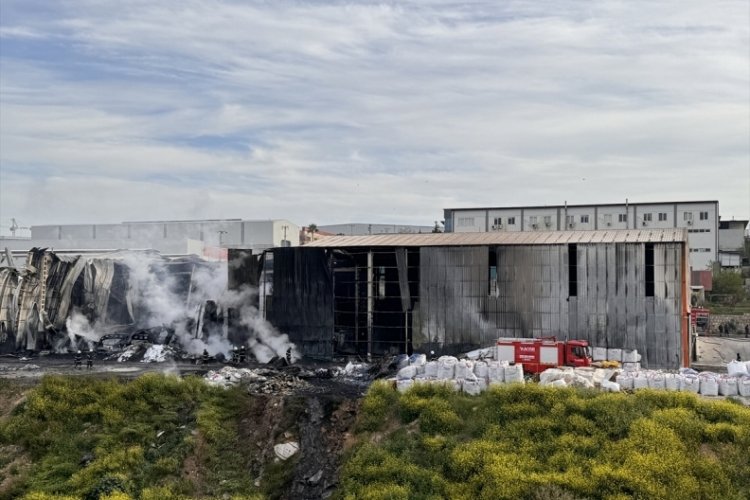 Adana'da plastik fabrikasında yangın!