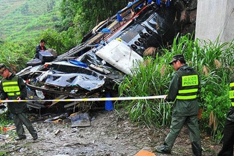 Yolcu otob&uuml;s&uuml; t&uuml;nelin duvarına &ccedil;arptı: 14 kişi &ouml;ld&uuml;, 37 kişi yaralandı