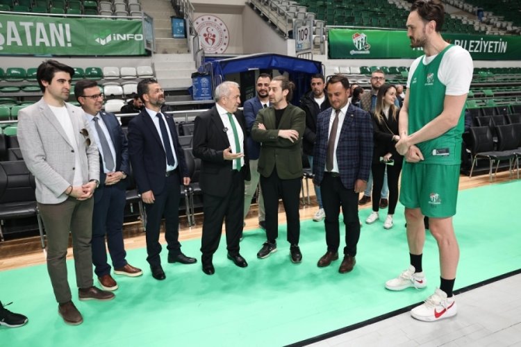 CHP Nil&uuml;fer BB Adayı Şadi &Ouml;zdemir Bursaspor Basketbol Takımı'nı antrenmanda izledi
