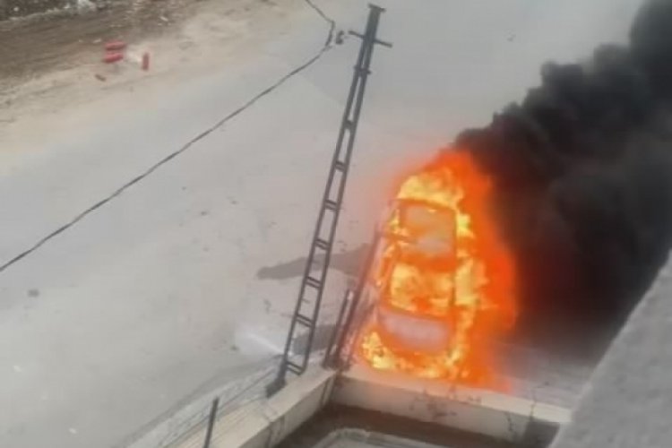 Bursa'da duvara &ccedil;arpan otomobil alev aldı