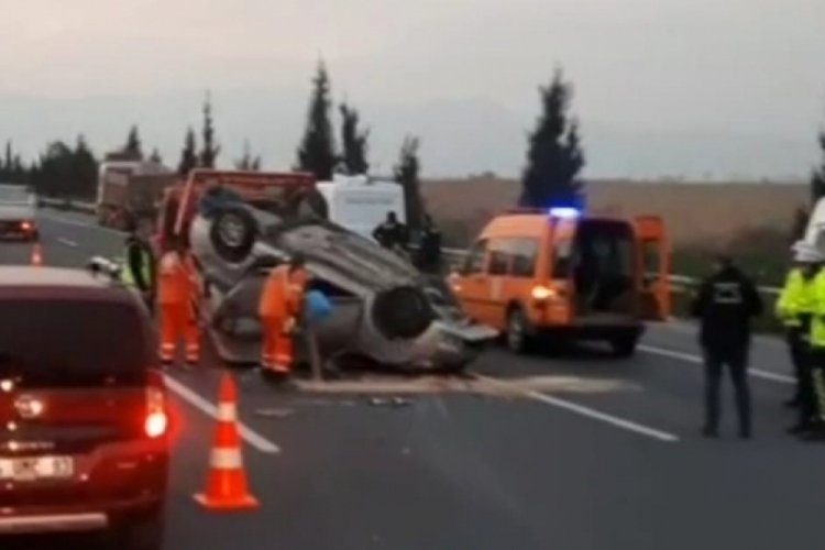 İzmir'de otomobil önce tıra ardından bariyerlere çarptı: 1 ölü, 1 yaralı