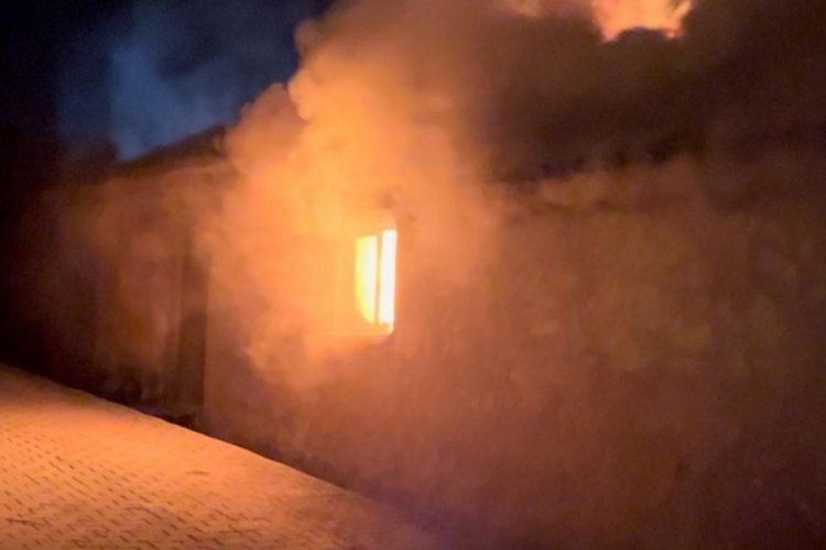 Bursa'da köy evinde yangın çıktı: 2 kişi yaralandı