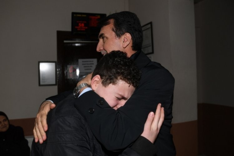 Bursa'da Mustafa Dündar'ı gören genç gözyaşlarına boğuldu