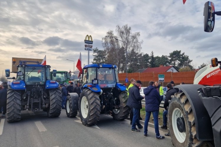 Polonyalı &ccedil;ift&ccedil;iler yeniden sokağa indi