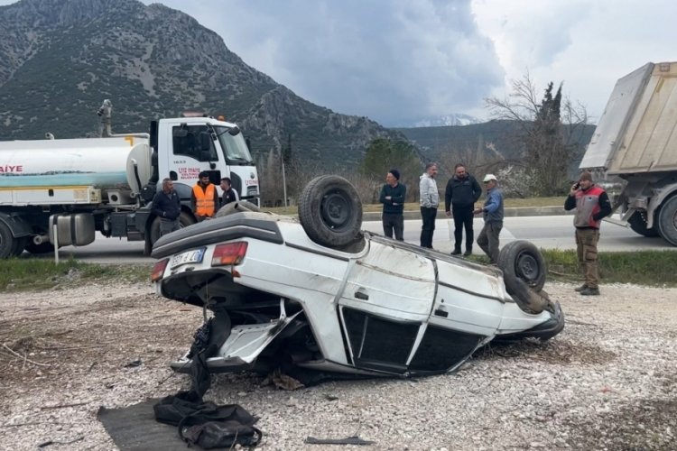 Burdur'da lastiği patlayan ara&ccedil; takla attı: 1 yaralı
